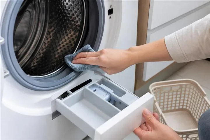 세탁기 고무패킹과 세제함을 닦는 모습