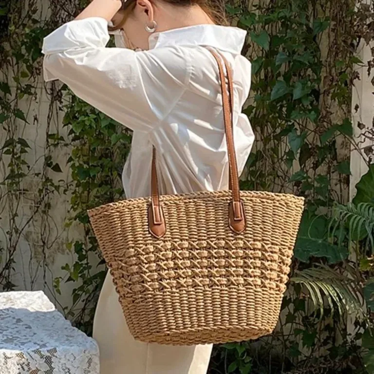 여성 라탄 가방은 여름 분위기보다 안에 넣을 물건이 먼저예요 👜